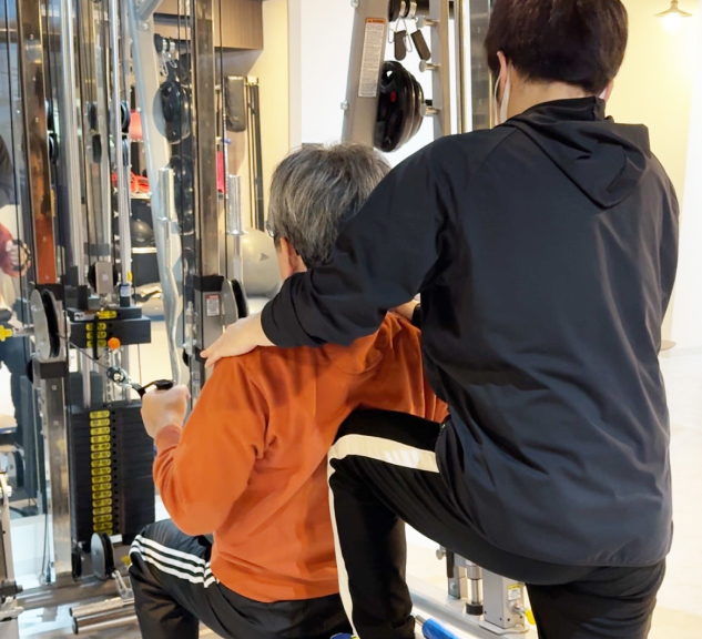 トレーニングをする男性