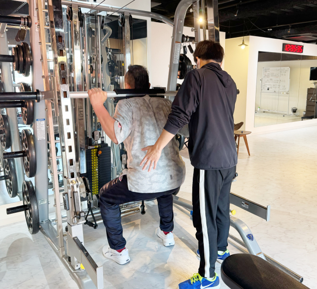 トレーニングをする男性